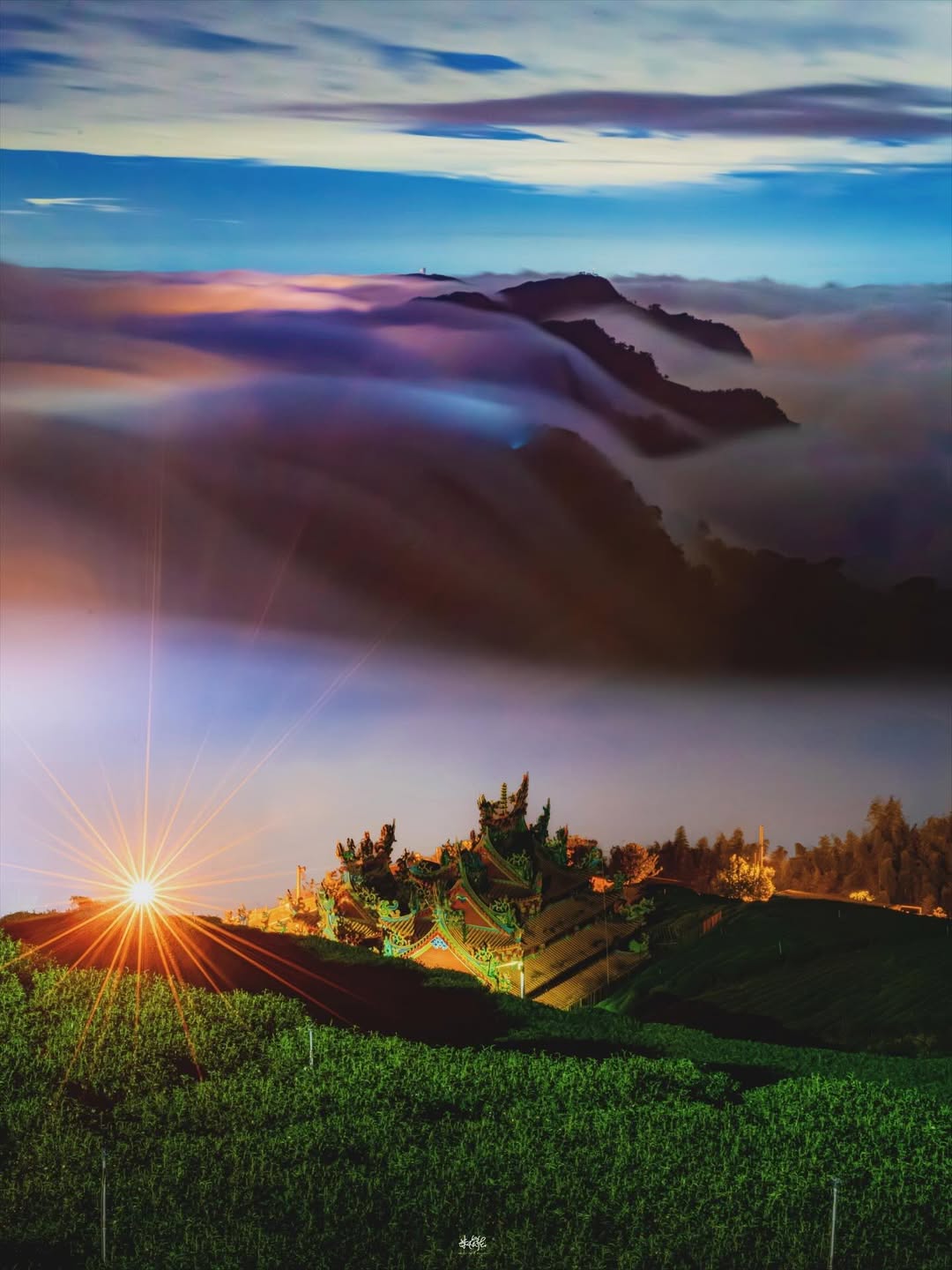 有人說，這是阿里山秋冬最夢幻的風景 當夜幕降臨，山谷間的濕氣與燈火交織，就形成了這片限定版的「石棹琉璃光」！夢幻到讓人屏息 溫馨提...