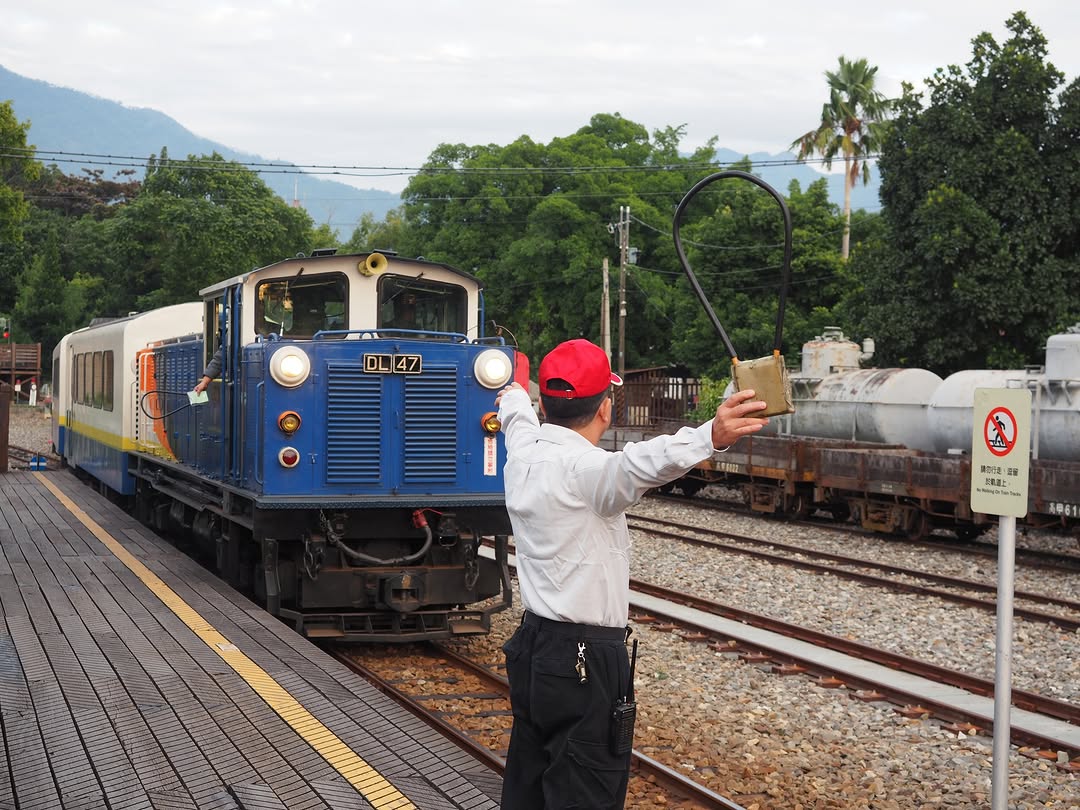 車站是個經歷著迎接與送別的感性之處阿里山林業鐵路做為觀光用途特別在於陌生人之間的溫暖互動無論是站在車站或是坐在列車上我們總會舉起手...