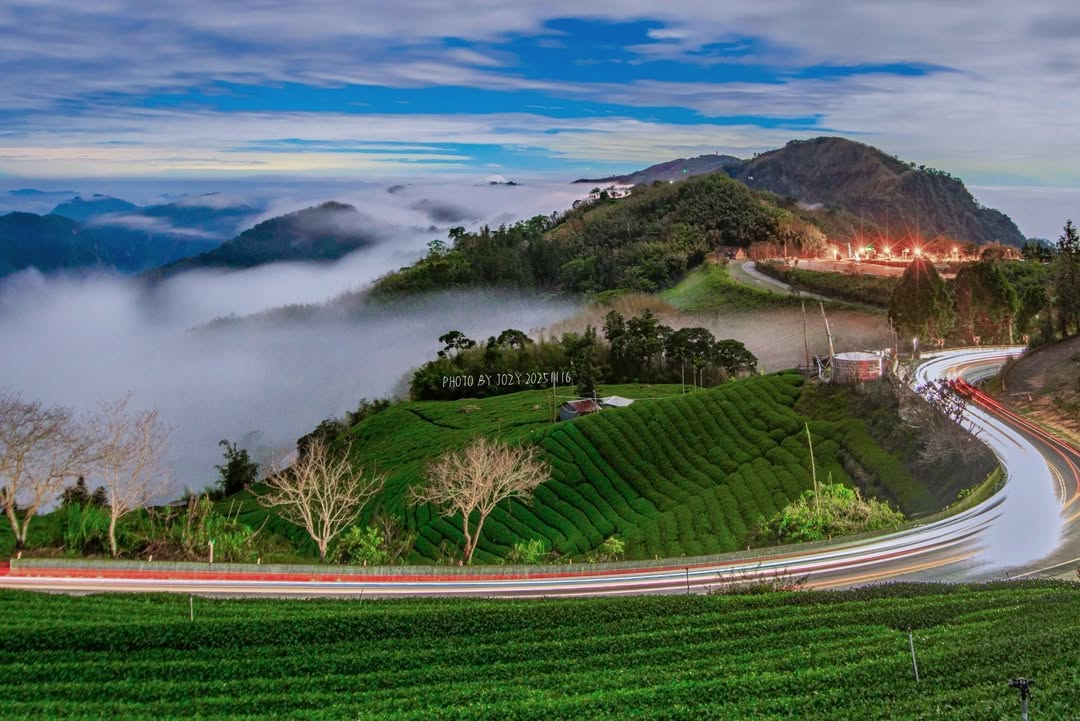 常看到合歡山或是太平雲梯的車軌照☄在台18線看到雲海+車軌的組合，覺得好新奇呀～！還有我們的沿途茶園風景，構成一幅特別的畫面感謝 ...