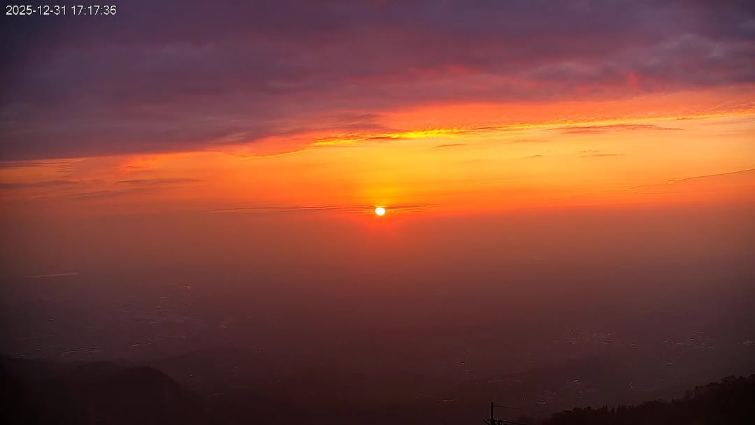 【 歲末 ‧ 歸零 ｜ 謝謝 2025 的每一場相遇 】今天的最後一抹餘暉， 沒入眺望的景色之中～謝謝這一年， 無論是山林間的漫步...