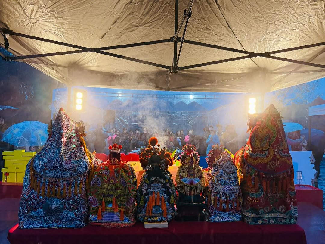 —媽祖迎日出—日出誦經祈福法會風雨無阻～不畏9度寒冷祝山觀日平臺媽祖為阿里山注入活力與活水，也為這片土地祈願平安順遂。在這個不太平...