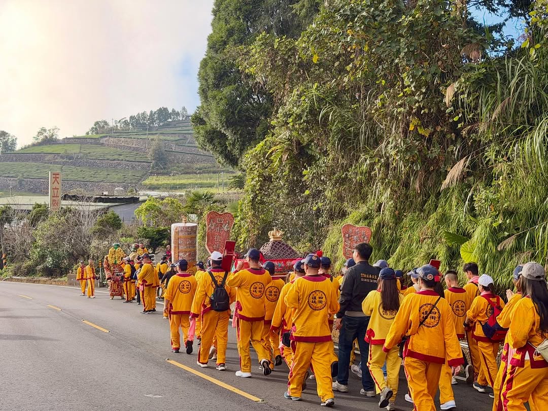 大家晚安！ #阿里山神旅行抵嘉 day2媽祖安座於樂野服務區，禮成！☁️今日走在雲霧裡，走在山之間⛰️繞境祈福、定點參拜、鑽轎底森...