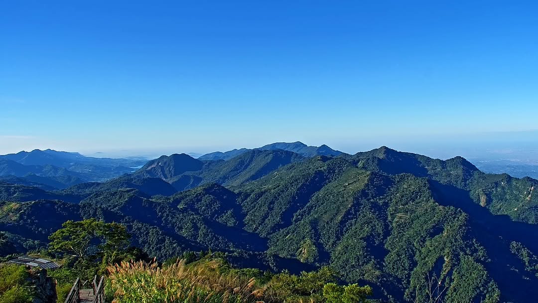 今天來看點山感覺雙眼的酸澀都緩解了～不只是雲海讓人讚嘆清晰的山景也讓人好著迷-#山景 #二延平步道 #番路 #竹崎 #梅山 #阿里...