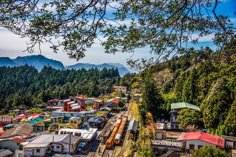 【 奮起湖深度遊 ｜ 老街之外，不可錯過的森林史蹟步道 】✍️別再說奮起湖只能吃便當啦！是否曾走入那片寧靜的北側步道呢？約 200...