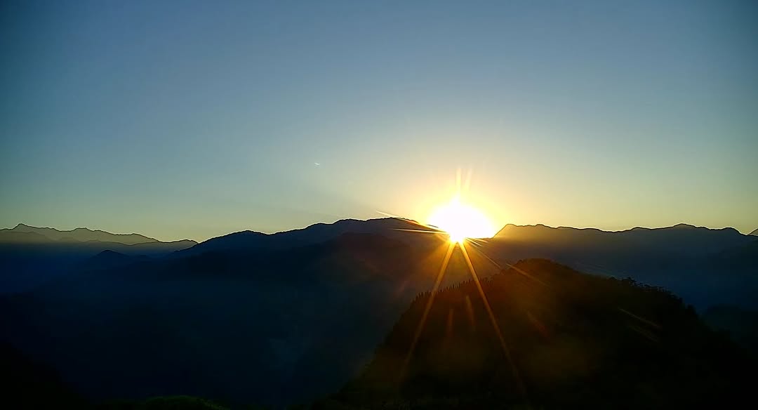 收下這份來自山林的暖陽☺️這幾天的天氣，好得讓人想按下暫停鍵～雖然暫時沒有雲海的點綴沒關係，因為我們遇見了： ☀️ 暖得剛剛好的太...