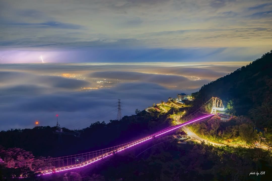 這張照片細節超多！你的第一眼看到什麼呢？得來不易的美景畫面 滿溢的雲海、迷幻琉璃光、點燈的太平雲梯，還有天邊那道驚喜閃電！⚡️明明...