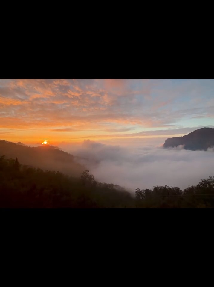 如果遇見雲海是幸運，遇見日落是驚喜， 那麼兩者重疊的瞬間，該如何定義這份美麗看著日落將雲海染成金橘色的層次， 除了震撼，心裡更多的...