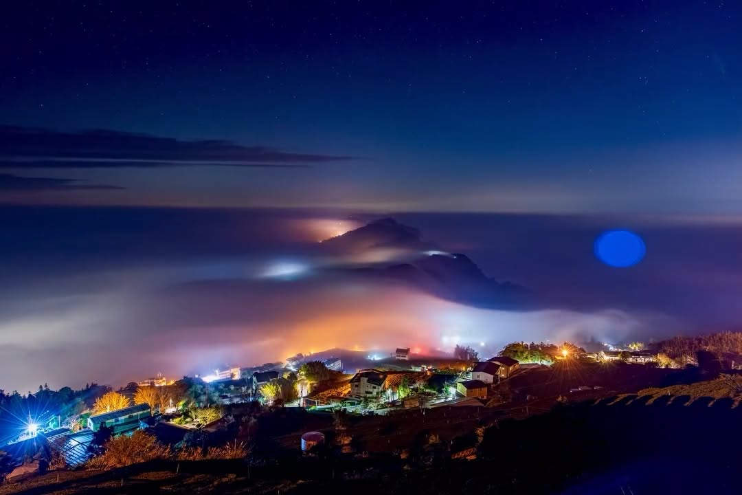 有一種美，叫阿里山的夜晚不是每次上山都能遇見，雲浪在山谷間流動，這份屬於阿里山的「琉璃光」美景☁️真的覺得很幸福，能透過鏡頭看見這...
