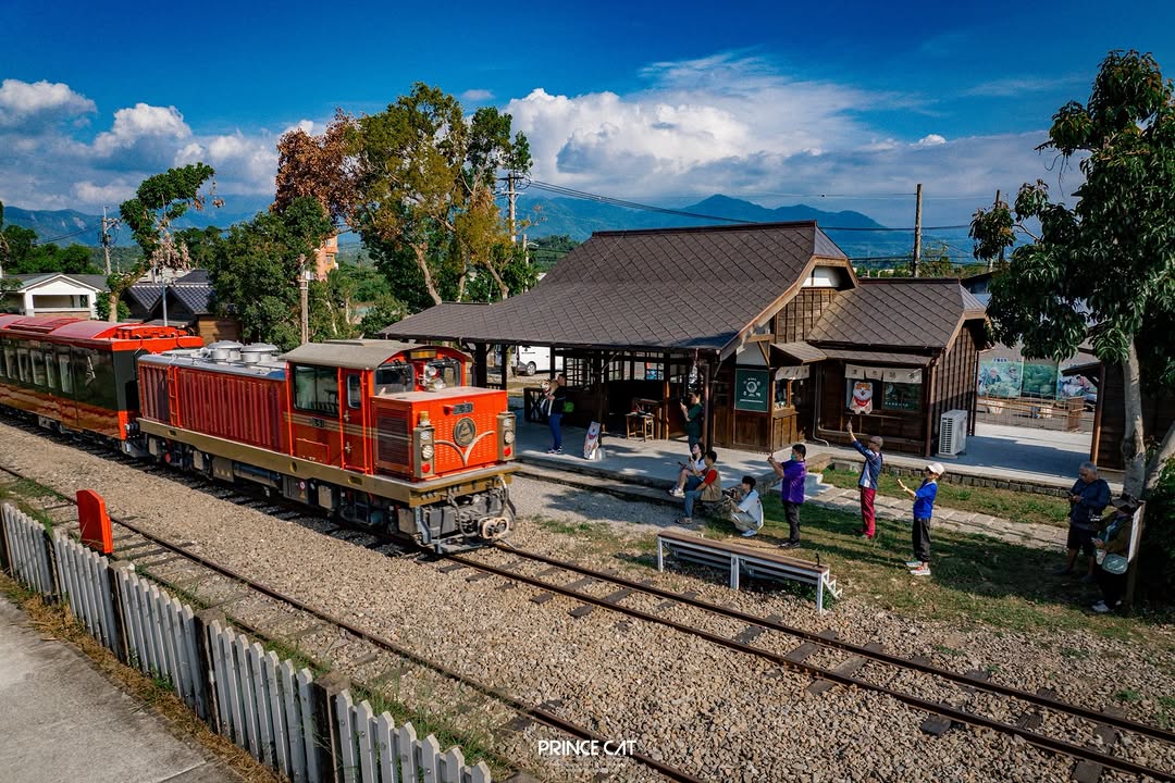 鹿麻產車站限定：與小火車並肩前行的田園詩 森里號試車畫面找亮點！開放大家先留言猜猜有看到可愛的____站長正在迎接新列車嗎​鹿麻產...