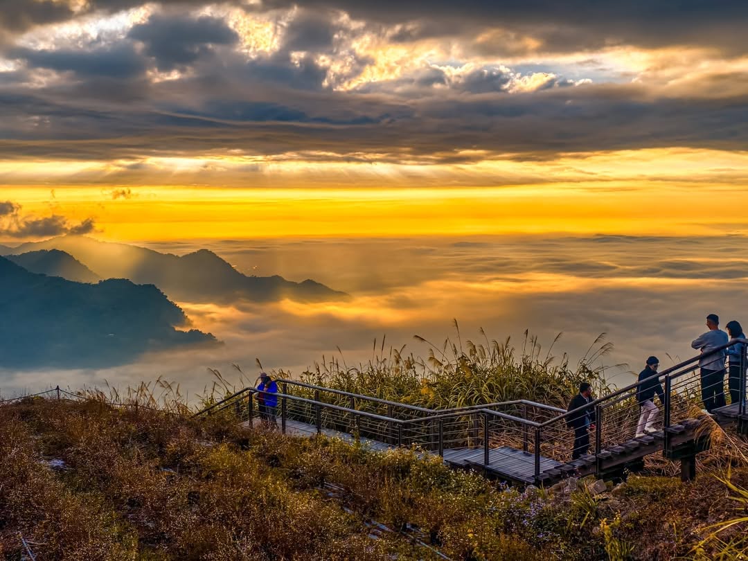 最近的山頭不是大藍天，就是霧濛濛的～春暖花開，雲海變得可遇不可求☁️看到網友的絕美捕捉，就想特別跟大家分享，看著這畫面，心境好像也...