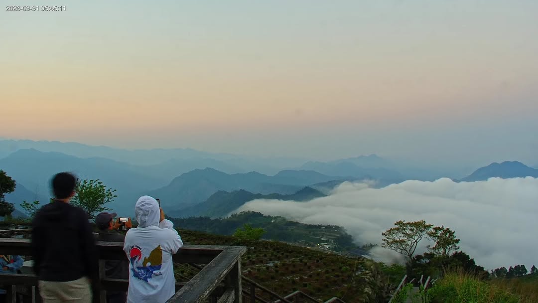 ️☁️☁️雨後的清晨，出現雲海了～期待已久的天降甘霖根據氣象預報，清明連假有機會遇到下雨或許對出遊會有一點點不便但我們的大地需要雨...