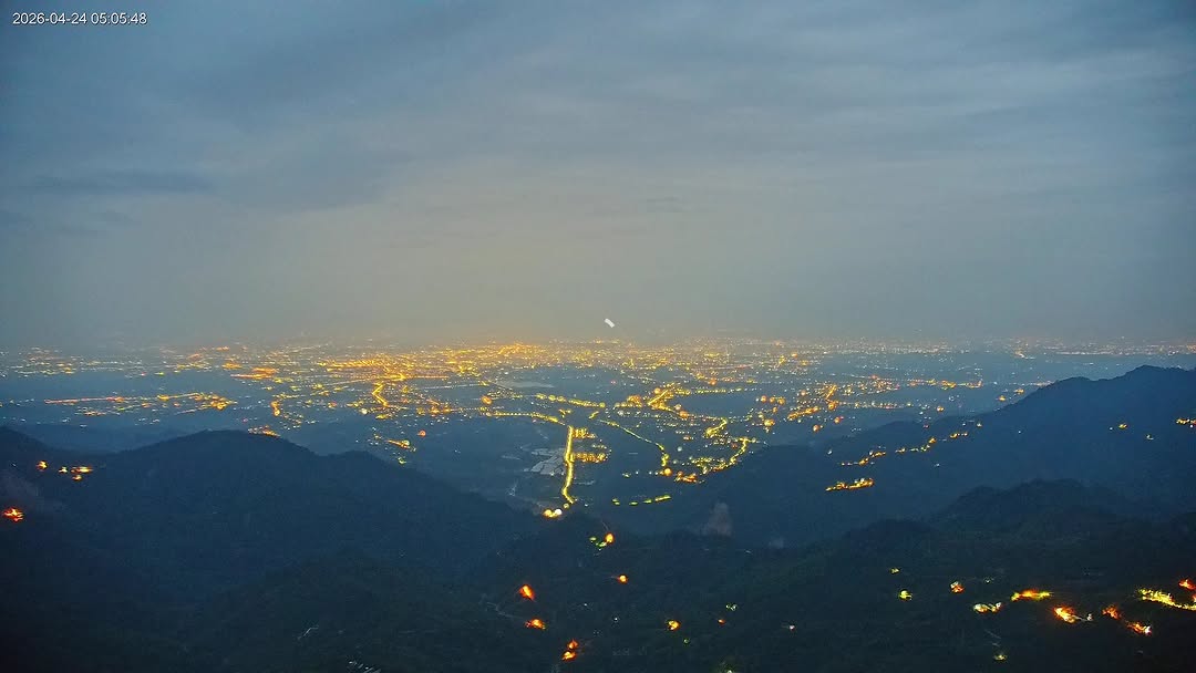 破曉前的景色～眺望嘉義市區的燈火天還沒亮，但山上的視野已經美翻了  二延平步道即時影像今天是週五，準備迎接屬於你的周末吧！天氣預報...