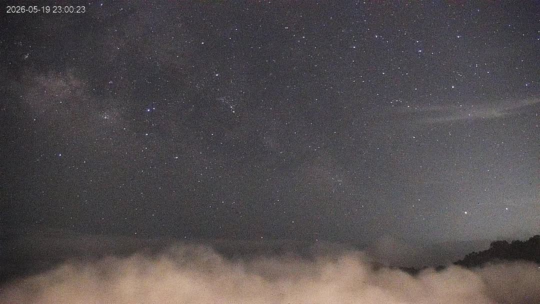 你看！那是流星嗎？！❺❷⓿把閃亮的天空獻給大家我們遇過月光雲海，這次是星空雲海～☁️還有流星雨山編不敢相信自己的眼睛把即時影像看到...