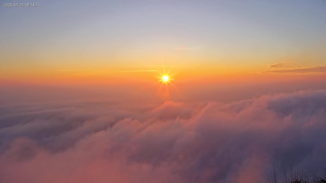 初夏的夕陽！現正播放中期待夏天會帶給我們多少絢爛的天空聽說周末的傍晚天空超～美～山編錯過了有人抬頭看，捕捉到那一刻的黃昏美嗎？-#...