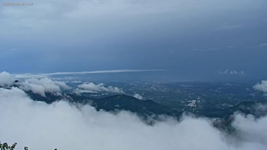 被雲海包圍的嘉義市景 ☁️從山上往下看，整座城市泡在雲裡——這畫面真的太不真實了今天是世界環境日但每一天都值得我們留意～多走進大自...