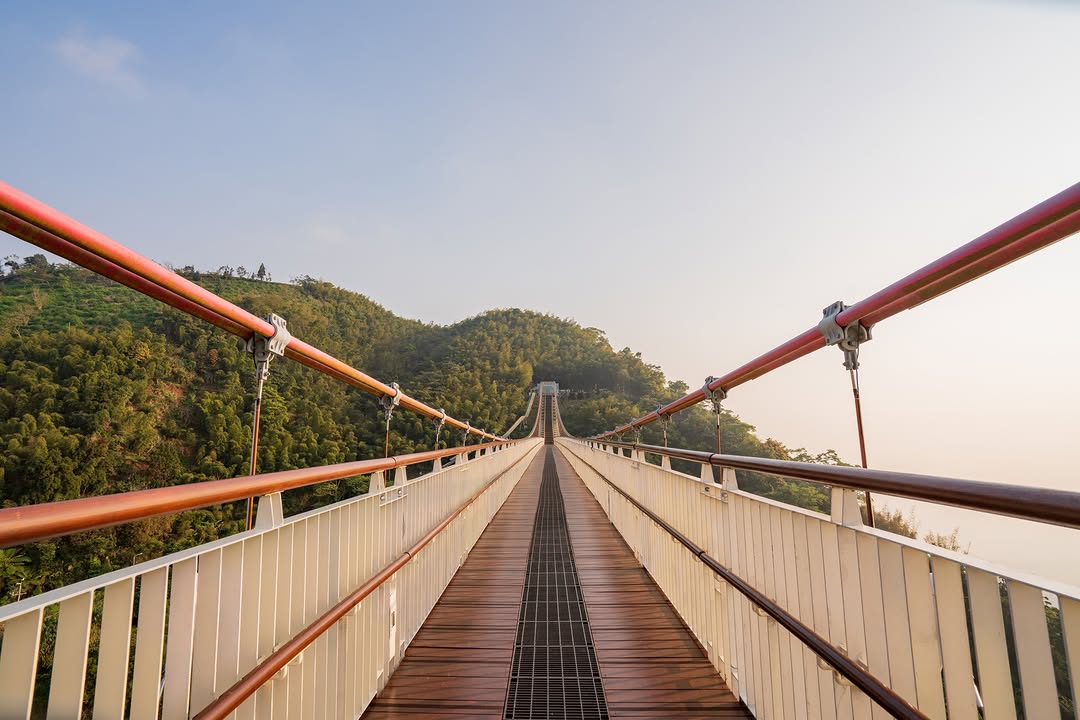 不是在山上，就是往山區的路上。站上太平雲梯，將層層山巒與遼闊視野盡收眼底。居高眺望的，不只是風景，更是一份讓心慢下來的從容與自在☁...