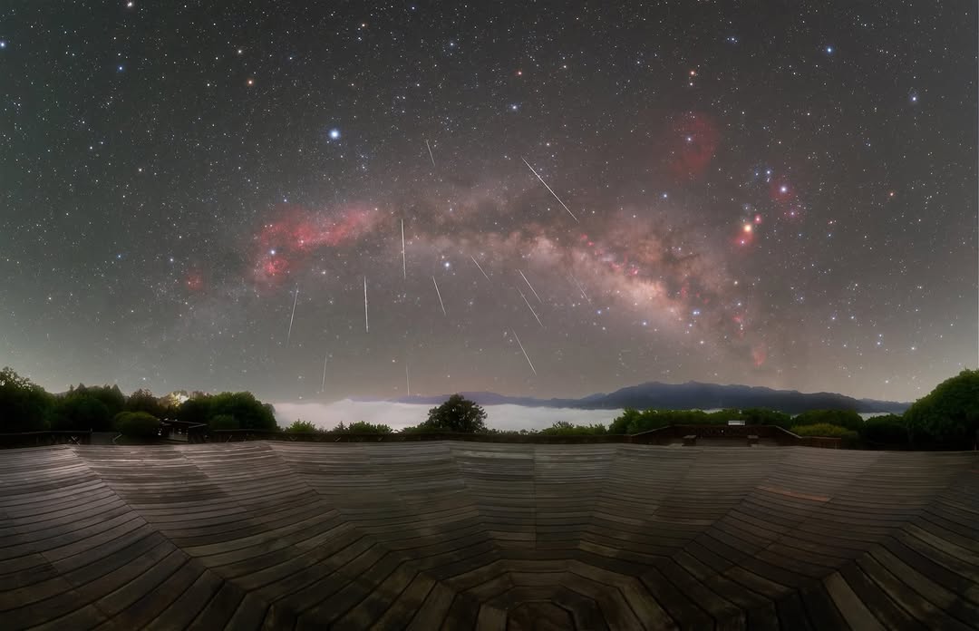 ～眼底星空～天琴座流星雨銀河拱橋，底下是滿滿的雲海大景！被雲海包圍的山林在海拔2488公尺的夜裡，風很冷，但星空很暖半夜不睡覺的理...
