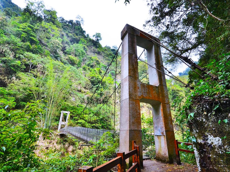 青年嶺步道-跨越溪谷的情人吊橋